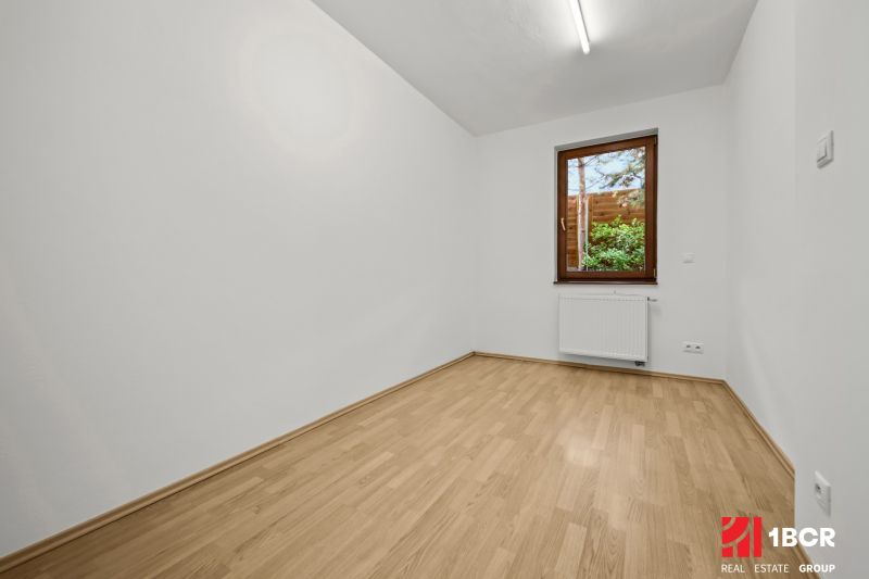 5 IZB.ROD.DOM S UNIKÁTNYM POZEMKOM - JURSKÁ, NOVÉ MESTO - Izba s podlahou s dreveným dekorom, oknom a bielymi stenami v rodinnom dome.