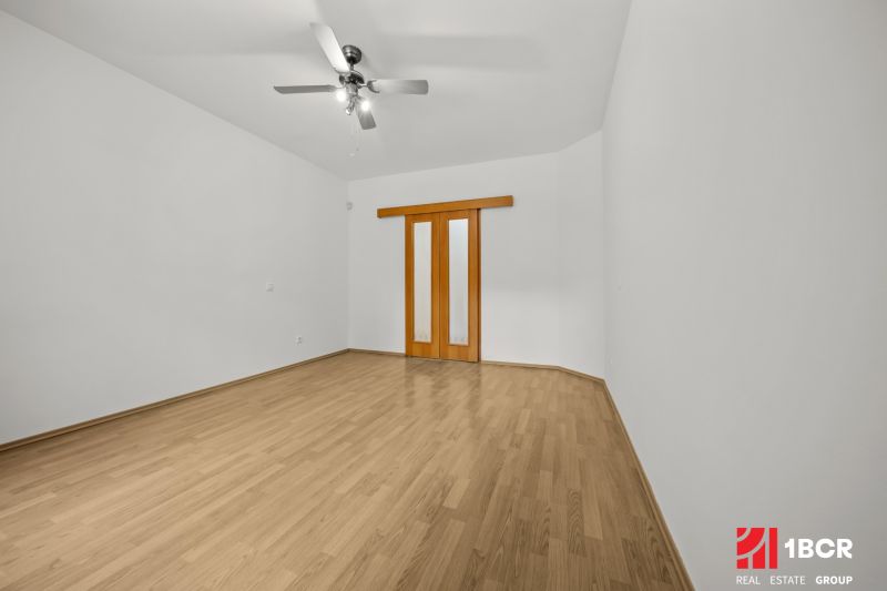 5 IZB.ROD.DOM S UNIKÁTNYM POZEMKOM - JURSKÁ, NOVÉ MESTO - Izba s podlahou s dreveným dekorom, posuvnými dverami a stropným ventilátorom v Rodinnom dome.