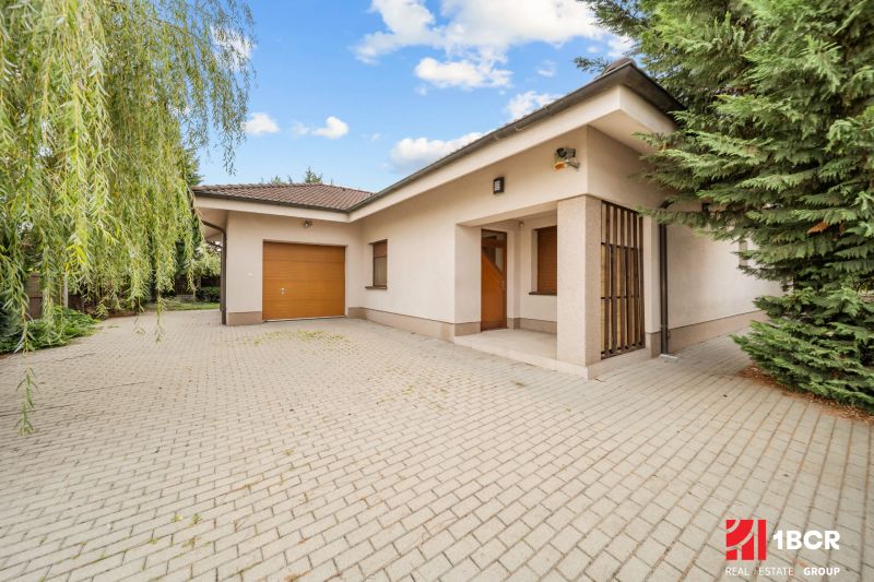 5 IZB.ROD.DOM S UNIKÁTNYM POZEMKOM - JURSKÁ, NOVÉ MESTO - Rodinný dom na Jurskej ulici v Bratislave - Nové Mesto s garážou a zeleňou.