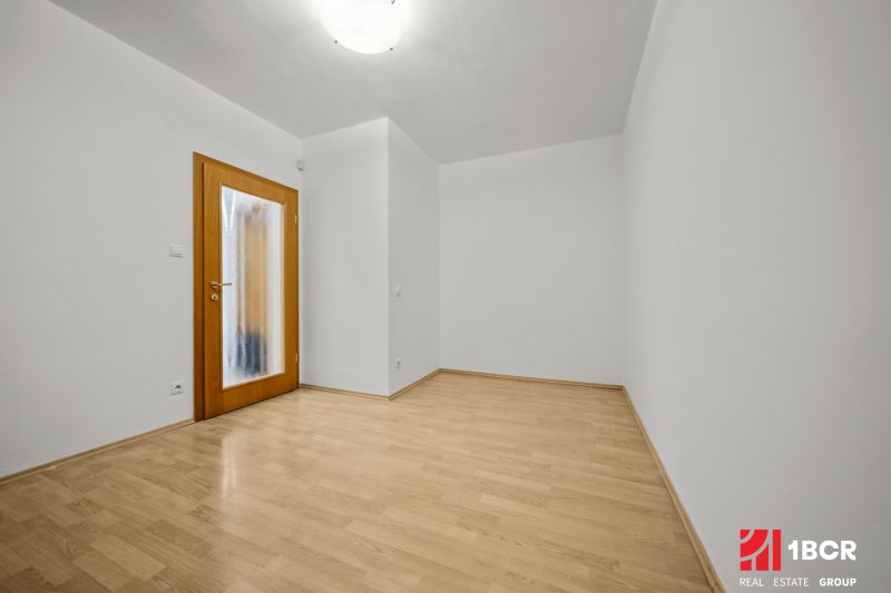 5 IZB.ROD.DOM S UNIKÁTNYM POZEMKOM - JURSKÁ, NOVÉ MESTO - Prázdna miestnosť v rodinnom dome s podlahou s dreveným dekorom a drevenými dverami.