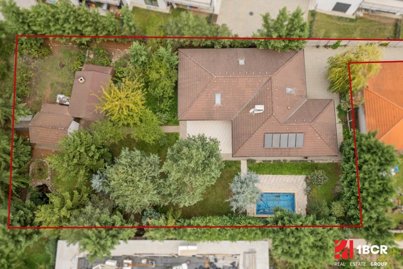 5 IZB.ROD.DOM S UNIKÁTNYM POZEMKOM - JURSKÁ, NOVÉ MESTO - Rodinný dom na Jurskej ulici v Bratislave - Novom Meste, obklopený záhradou a bazénom.