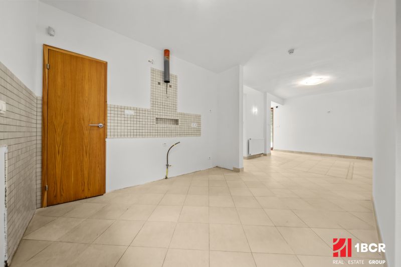 5 IZB.ROD.DOM S UNIKÁTNYM POZEMKOM - JURSKÁ, NOVÉ MESTO - Kuchyňa v rodinnom dome s dlažbou a drevenými dverami, pripravená na zariadenie.