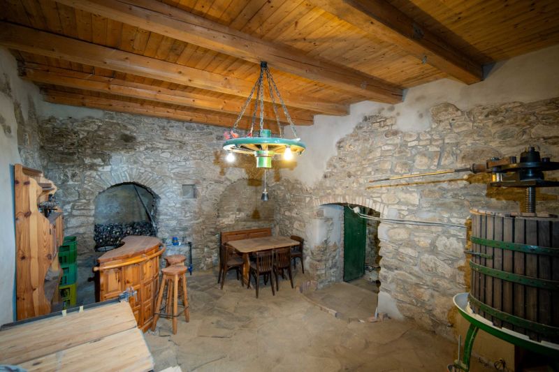 3-izbový dom s nádherným výhľadom a historickou vínnou pivnicou, Berg - Kamenné steny, drevený strop, vinársky lis a stoličky v rodinnom dome.