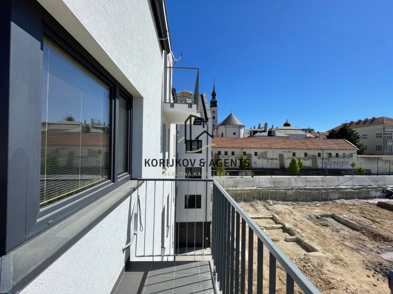 PRENÁJOM, 1,5 izbový byt v novostavbe na Jarkovej, Prešov - Balkón 2-izbového bytu na Jarkovej ulici v Prešove s výhľadom na mestskú panorámu.