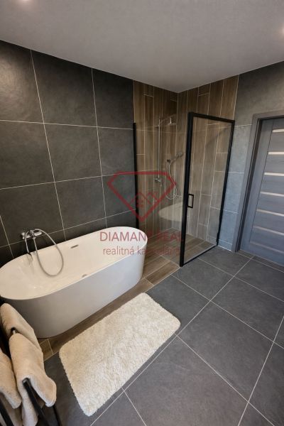 VÝNIMOČNÝ, zariadený 4 izbový RD v obci Žihárec okr. Šaľa  - Kúpeľňa v rodinnom dome s voľne stojacou vaňou a sprchovacím kútom.
