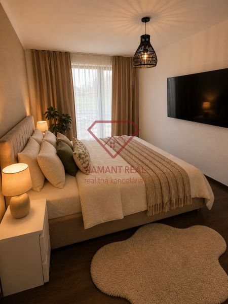 VÝNIMOČNÝ, zariadený 4 izbový RD v obci Žihárec okr. Šaľa  - Spálňa v rodinnom dome s posteľou, veľkou TV a podlahou s dreveným dekorom.