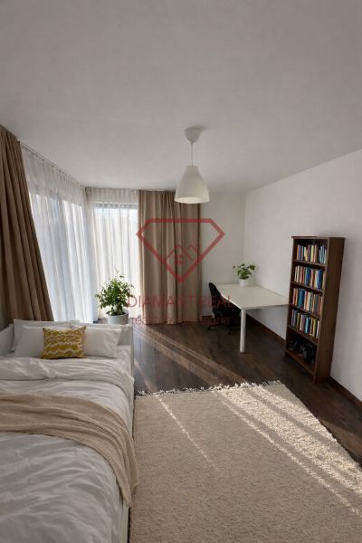 VÝNIMOČNÝ, zariadený 4 izbový RD v obci Žihárec okr. Šaľa  - Interiér rodinného domu so svetlou izbou, posteľou a podlahou s dreveným dekorom.