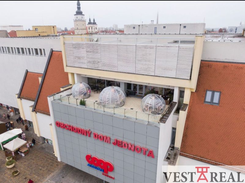 ODSTÚPENIE ZABEHNUTEJ KAVIARNE V CENTRE TRNAVY – TROJIČNÉ NÁMESTIE - Obchodný dom Jednota na Trojičnom námestí v Trnave s gastro priestormi na terase.