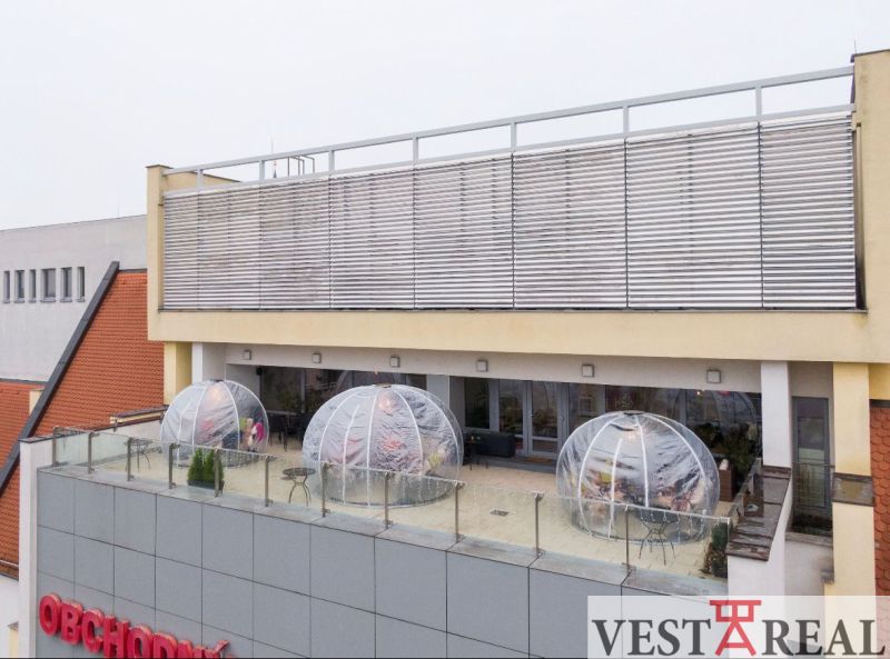 ODSTÚPENIE ZABEHNUTEJ KAVIARNE V CENTRE TRNAVY – TROJIČNÉ NÁMESTIE - Gastro priestory na streche Obchodného domu v Trnave na Trojičnom námestí.