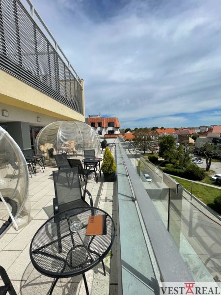 ODSTÚPENIE ZABEHNUTEJ KAVIARNE V CENTRE TRNAVY – TROJIČNÉ NÁMESTIE - Terasa na Trojičnom námestí v Trnave s posedením v gastro priestoroch.
