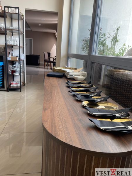 ODSTÚPENIE ZABEHNUTEJ KAVIARNE V CENTRE TRNAVY – TROJIČNÉ NÁMESTIE - Gastro priestory s pripravenými taniermi a príborom na podlahe s dreveným dekorom.