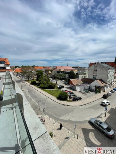 ODSTÚPENIE ZABEHNUTEJ KAVIARNE V CENTRE TRNAVY – TROJIČNÉ NÁMESTIE - Výhľad z Trojičného námestia v Trnave na parkovisko a okolité budovy.