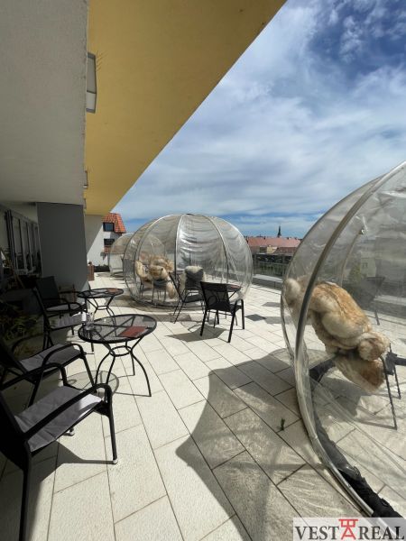 ODSTÚPENIE ZABEHNUTEJ KAVIARNE V CENTRE TRNAVY – TROJIČNÉ NÁMESTIE - Terrasa v Trnave na Trojičnom námestí s gastro priestormi a priehľadnými kupolami.