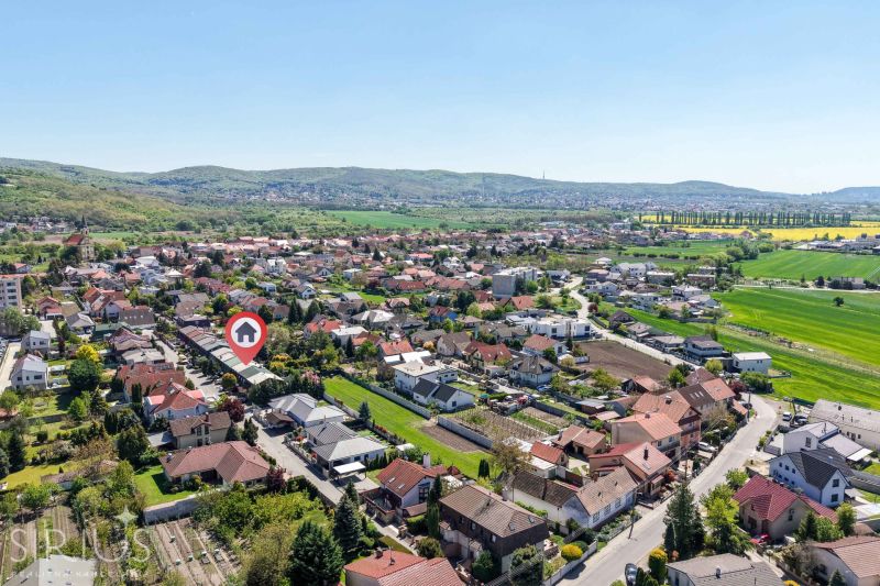 VYMEŇTE byt za priestranný dom v STUPAVE - Letecký pohľad na štvrť s rodinnými domami v Stupave na Hollého ulici.