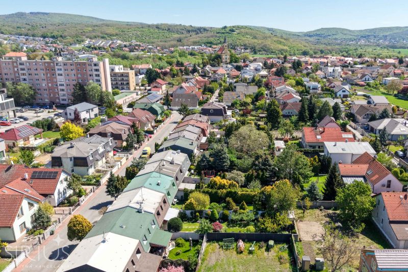 VYMEŇTE byt za priestranný dom v STUPAVE - Letecký pohľad na Rodinné domy na Hollého ulici v Stupave s krásnou záhradnou architektúrou.