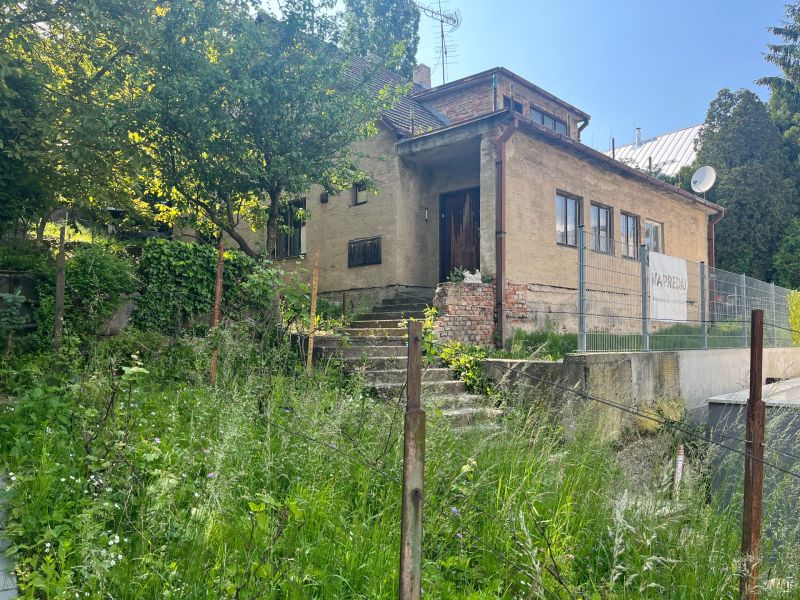 PREDAJ -Lukratívny pozemok so starším domom pri Horskom parku - Rodinný dom na predaj v Bratislave - Starom Meste na ulici Búdková, s hustou vegetáciou.