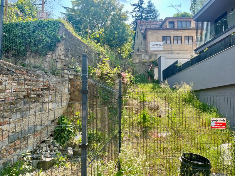 PREDAJ -Lukratívny pozemok so starším domom pri Horskom parku - Rodinný dom na predaj za plotom na Búdkovej v Bratislave - Starom Meste.