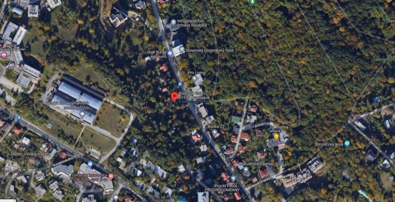 PREDAJ -Lukratívny pozemok so starším domom pri Horskom parku - Letecký pohľad na ulicu Búdková v Bratislave - Starom Meste s rodinnými domami.
