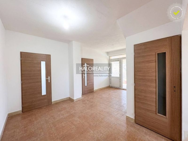 Predaj, rodinný dom Radvaň nad Dunajom, s platným st... - Interiér rodinného domu s keramickou podlahou a drevenými dverami.