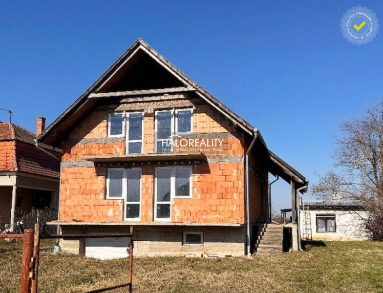 Predaj, rodinný dom Radvaň nad Dunajom, s platným st... - Rodinný dom v Radvani nad Dunajom s nedokončenou fasádou a veľkými oknami.