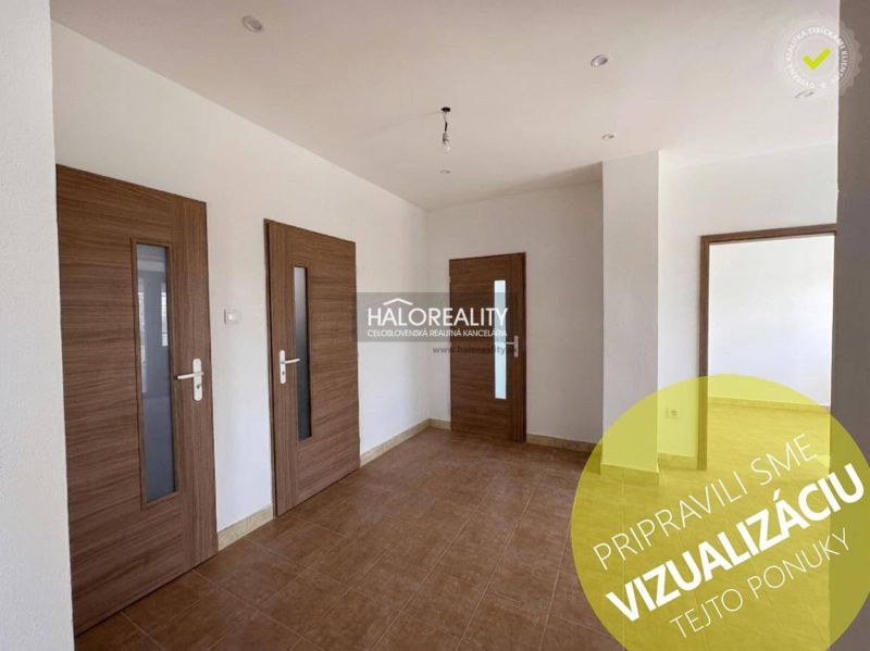 Predaj, rodinný dom Radvaň nad Dunajom, s platným st... - Interiérová chodba rodinného domu s dverami a podlahou s dreveným dekorom.