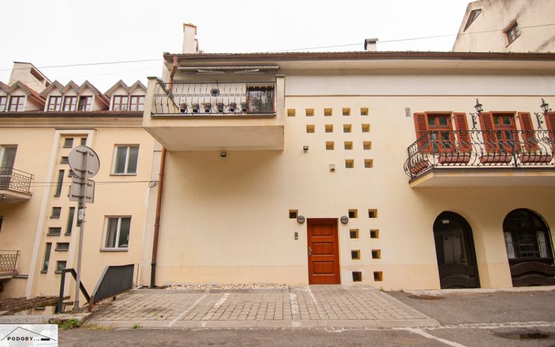 Beblavého ul. - prenájom 3 izbového bytu pod hradom - Beblavého, Bratislava - Staré Mesto: Fasáda budovy s balkónmi a parkoviskom pred vchodom.