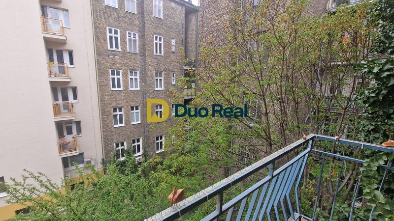 3 izbový byt v Starom Meste - Pohľad zo 3-izbového bytu s balkónom na Grösslingovej ulici v Bratislave - Staré Mesto.