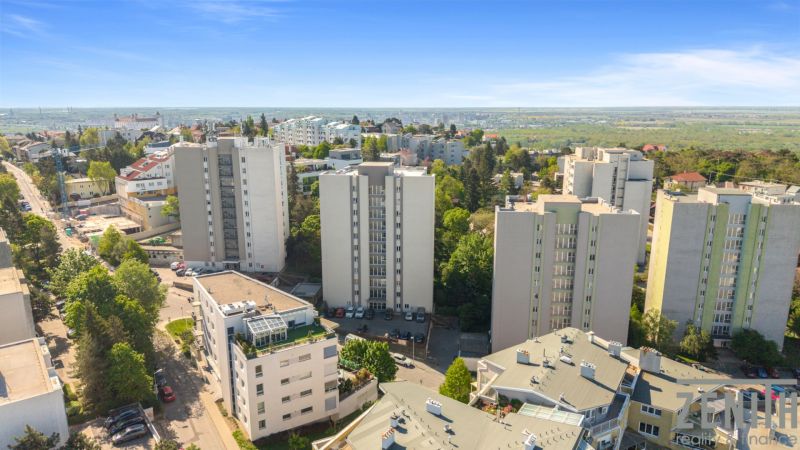 2-izbový byt po rekonštrukcii v Starom Meste na predaj  - Pohľad na obytné budovy obklopené zeleňou v Bratislave - Staré Mesto.