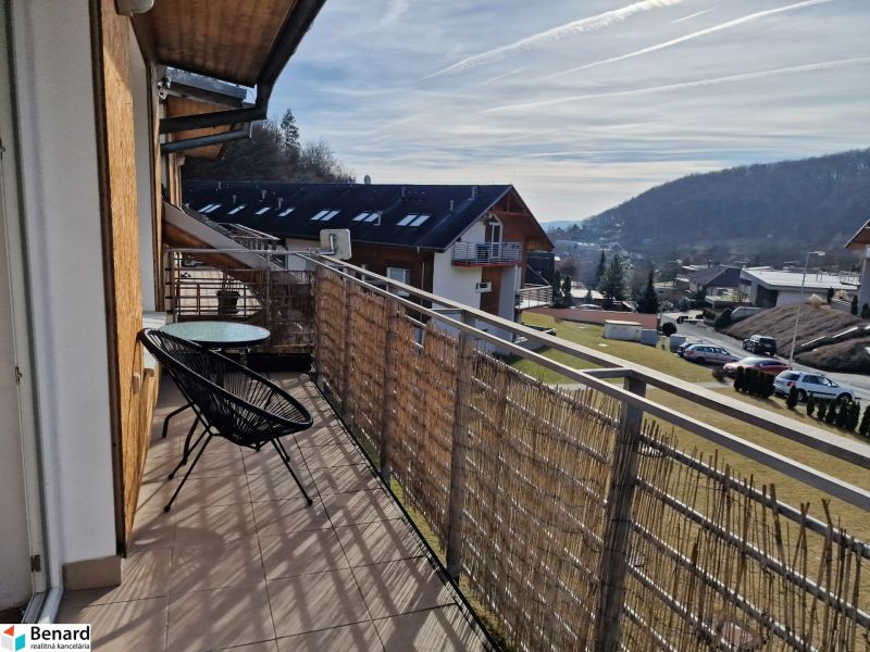3 IZBOVÝ BYT NA PRENÁJOM PREŠOV, PUSTÁ DOLINA, ŠIDLOVEC - Výhľad z balkóna 3-izbového bytu na Pustej doline v Prešove s prúteným zábradlím.