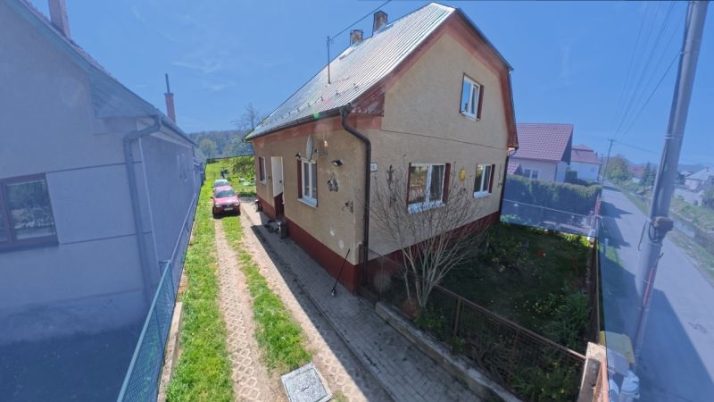Dobré Reality ponúkajú rodinný dom s veľkou záhradou v obci Svinná  - Rodinný dom v obci Svinná so záhradou a parkovacou plochou na dvore.