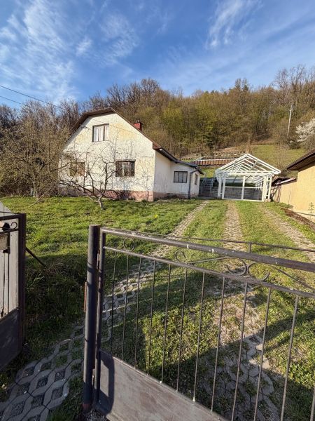 RODINNÝ DOM V PRÍRODE - NA PREDAJ -OBEC ŠTÓS  - Rodinný dom v Štóse s upraveným pozemkom a pod lesom.