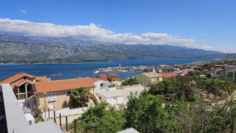 CHORVÁTSKO - Dom s krásnym výhľadom na Velebit a more - VINJERAC - Výhľad na pobrežie a Rodinný dom v meste Vinjerac s horami v pozadí.