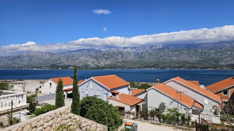 CHORVÁTSKO - Dom s krásnym výhľadom na Velebit a more - VINJERAC - Rodinné domy vo Vinjeraci s výhľadom na more a horské panorámy.