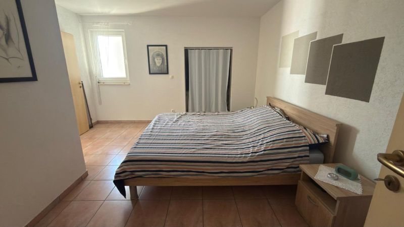 CHORVÁTSKO - Dom s krásnym výhľadom na Velebit a more - VINJERAC - Spálňa v rodinnom dome s posteľou, keramickou podlahou a minimalistickým dekorom.