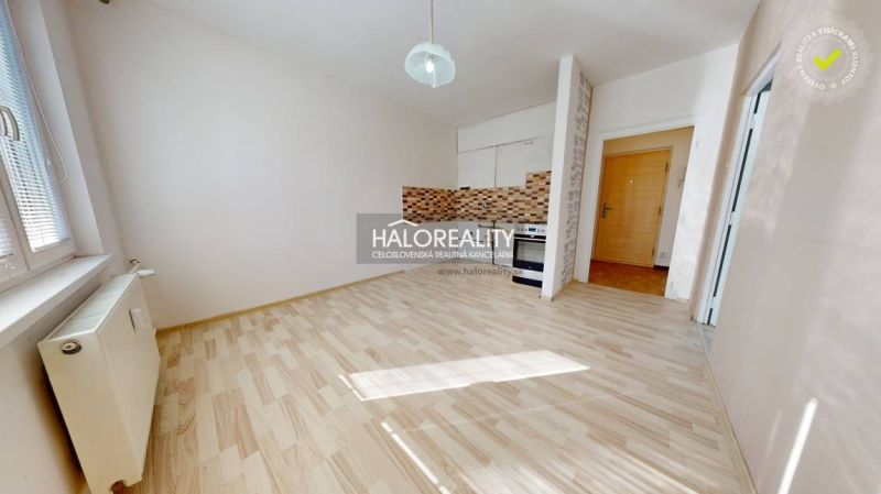 Predaj, jednoizbový byt Rimavská Sobota, Sídlisko Ri... - Kuchyňa v 1-izbovom byte s podlahou s dreveným dekorom a keramickým obkladom.