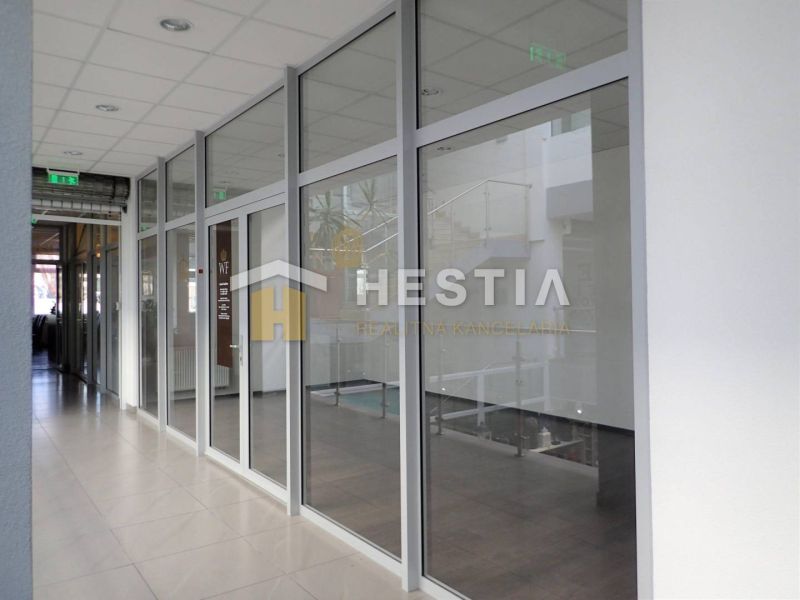 Obchodný priestor na prenájom - centrum mesta - Sklené priečky a biela dlažba v interiéri 2-izbového bytu.