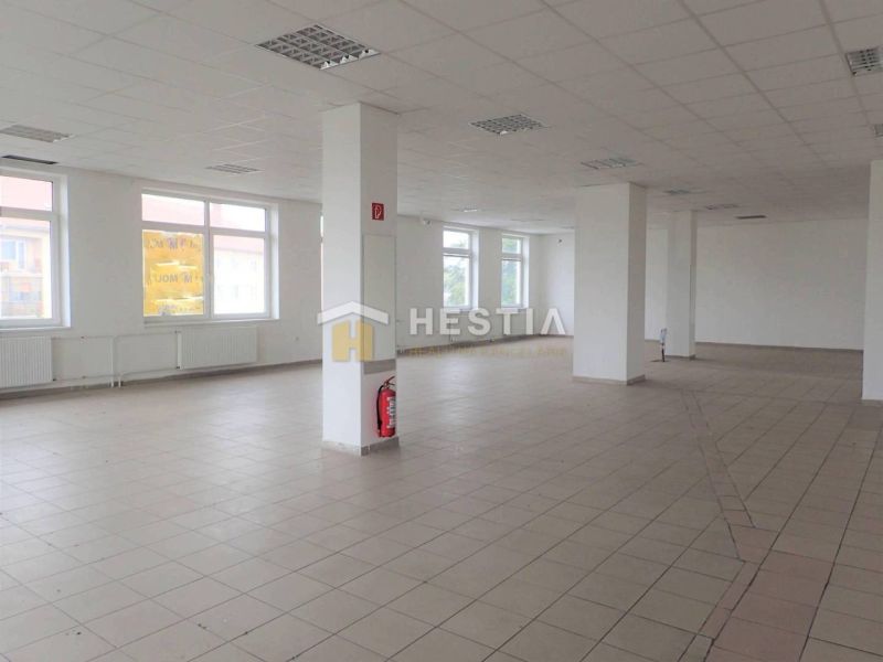 Veľký obchodný priestor na prenájom, centrum - Priestranný interiér s bielymi stenami, oknami a dlaždicovou podlahou. Obchodné priestory.