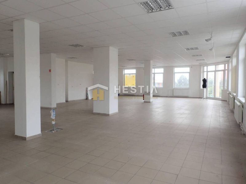Veľký obchodný priestor na prenájom, centrum - Priestranné obchodné priestory s veľkými oknami a podlahou z dlažby poskytujú svetlé prostredie.