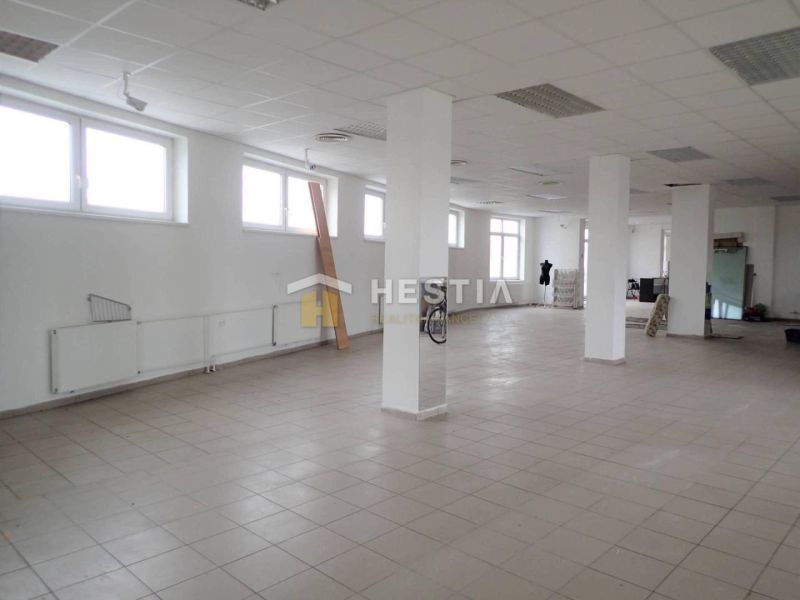 Veľký obchodný priestor na prenájom, centrum - Priestranný interiér, kachličková podlaha, biele steny, veľké okná, ideálne pre obchodné priestory.