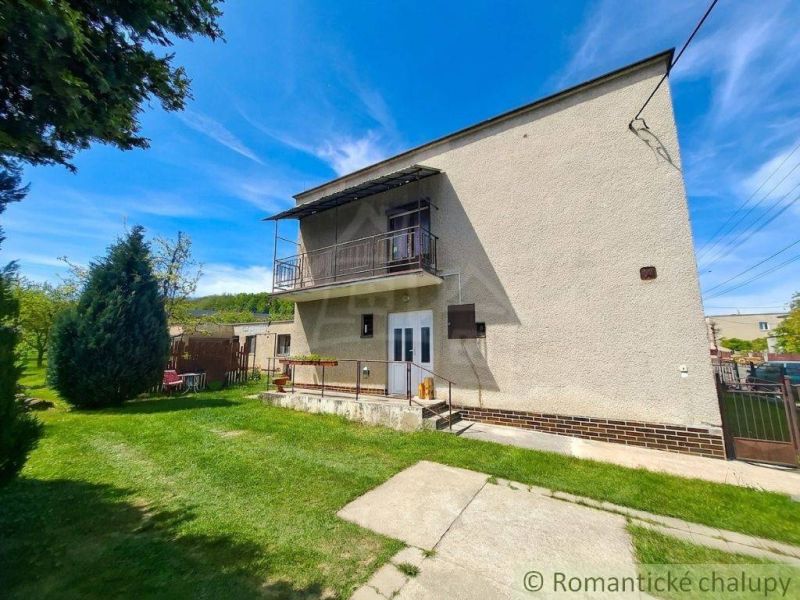 Vymením dom s veľkou záhradou v obci Mýtna za 2 i byt v Lučenci - Rodinný dom v Mýtnej so záhradou a balkónom pod modrou oblohou.