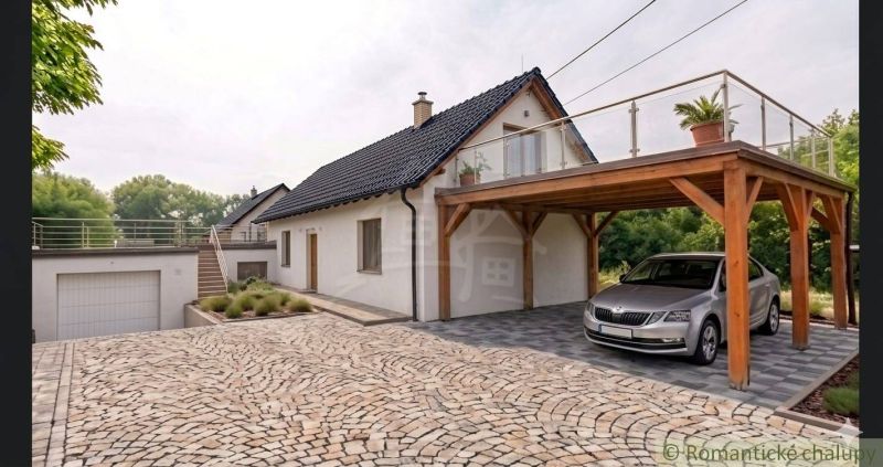 SOBOTIŠTE – VIDIECKY DOM PO ZÁSADNEJ REKONŠTRUKCII ( PRIPRAVENÝ NA DOK - Rodinný dom v Sobotišti so šikmou strechou, terasou a dreveným prístreškom pre auto.