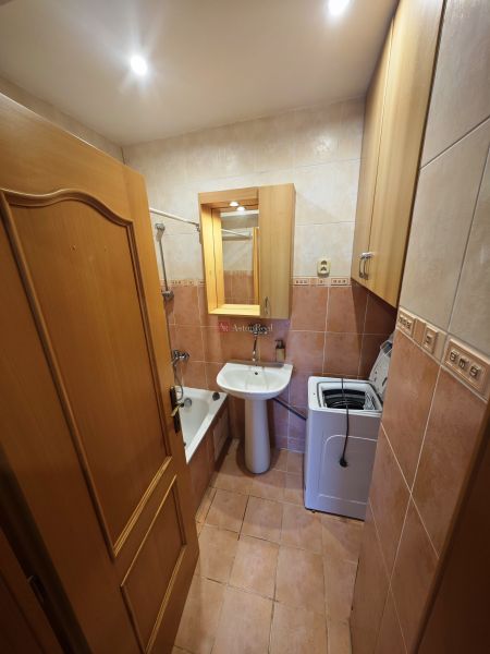 Rezervované: 3 izbový TEHLOVÝ byt 83m2 s loggiou - Uľanka  - Kúpeľňa v 3-izbovom byte s vaňou, umývadlom a práčkou.