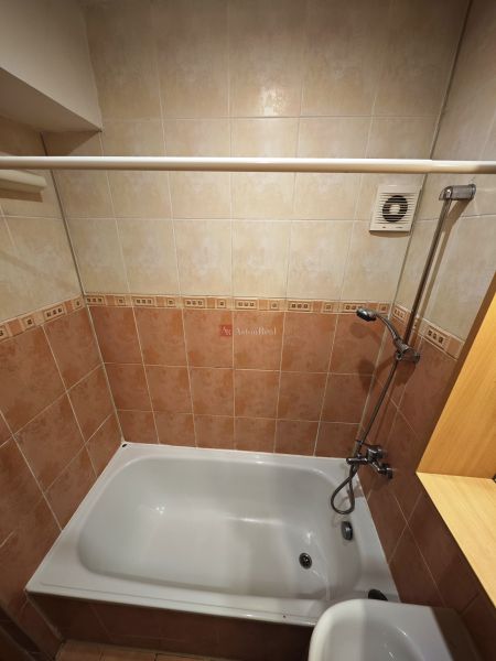 Rezervované: 3 izbový TEHLOVÝ byt 83m2 s loggiou - Uľanka  - Kúpeľňa s vaňou a obkladmi v 3-izbovom byte, decentný priestor na relaxáciu.