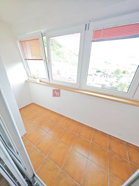 Rezervované: 3 izbový TEHLOVÝ byt 83m2 s loggiou - Uľanka  - Svetlá lodžia so sklom a terakotovou dlažbou v 3-izbovom byte.