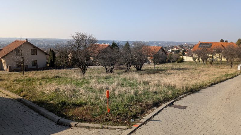 Lukratívny stavebný pozemok 936 m2 pod Zoborom, Višňová ulica - Stavebné pozemky na Višňovej ulici v Nitre, obklopené rodinnými domami a prírodou.