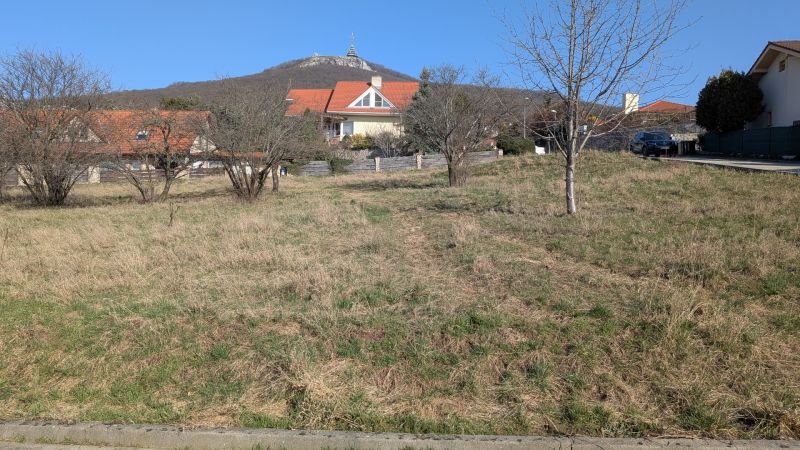 Lukratívny stavebný pozemok 936 m2 pod Zoborom, Višňová ulica - Pozemok na Višňovej ulici v Nitre s výhľadom na kopce, ideálny pre bývanie.