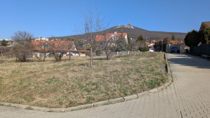 Lukratívny stavebný pozemok 936 m2 pod Zoborom, Višňová ulica - Pozemky - bývanie na Višňovej ulici v Nitre, s výhľadom na vrch s vysielačom.