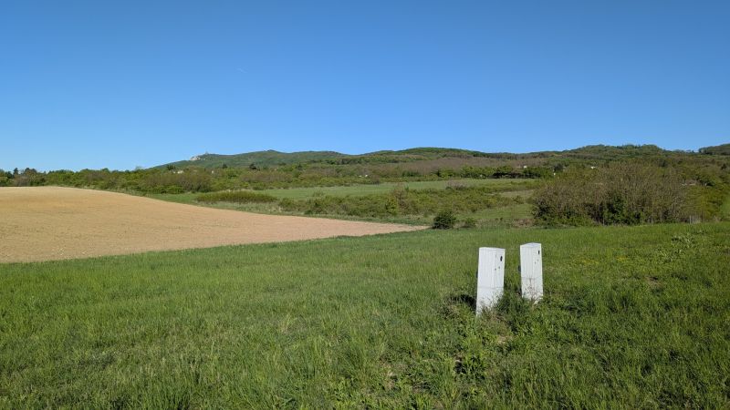 Stavebný pozemok 601 m2 v Štitároch - Krajina v Štitároch s pohľadom na zelené Pozemky - bývanie, vedľa úrodného poľa.