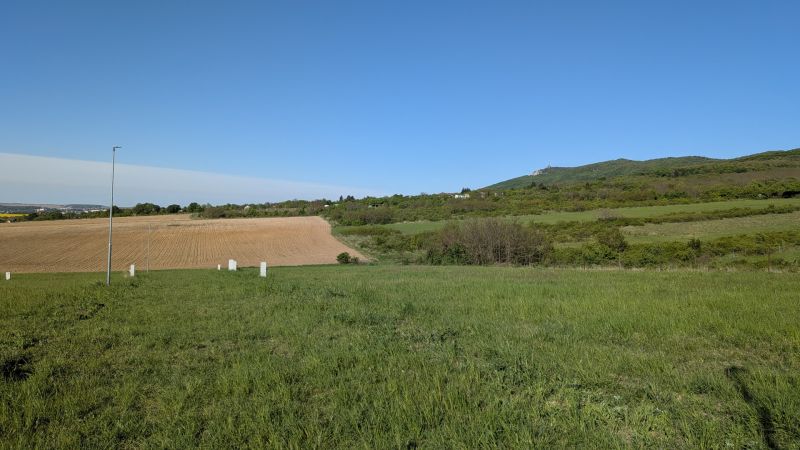 Stavebný pozemok 601 m2 v Štitároch - Trávnaté pozemky - bývanie v Štitároch, s výhľadom na kopce a pole.