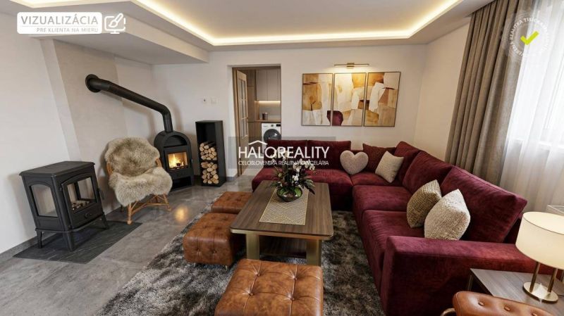 Predaj, rodinný dom Vitanová - EXKLUZÍVNE HALO REALITY - Obývačka v rodinnom dome s krbom, vínovým gaučom a príjemnou dekoráciou.
